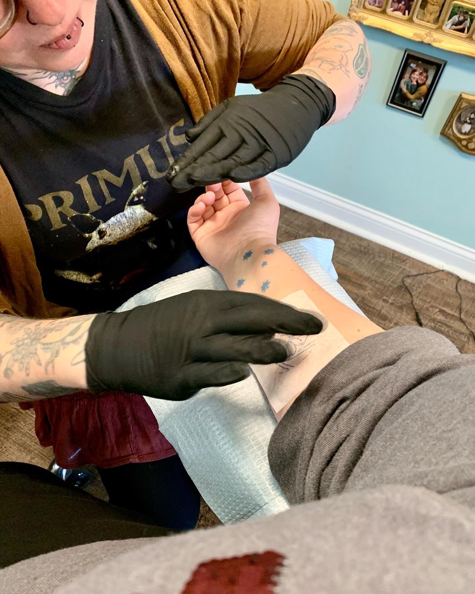 PahzPhotography's tweet image. My friend, Jess, sent me some monies for my birthday (in October) and told me to “get yourself something pretty”. So, I made an appointment at Tattoo Obscura and got myself something pretty. 💜 #tattoo #TattooObscura #CameraShutter #MacroPhotography #daisy