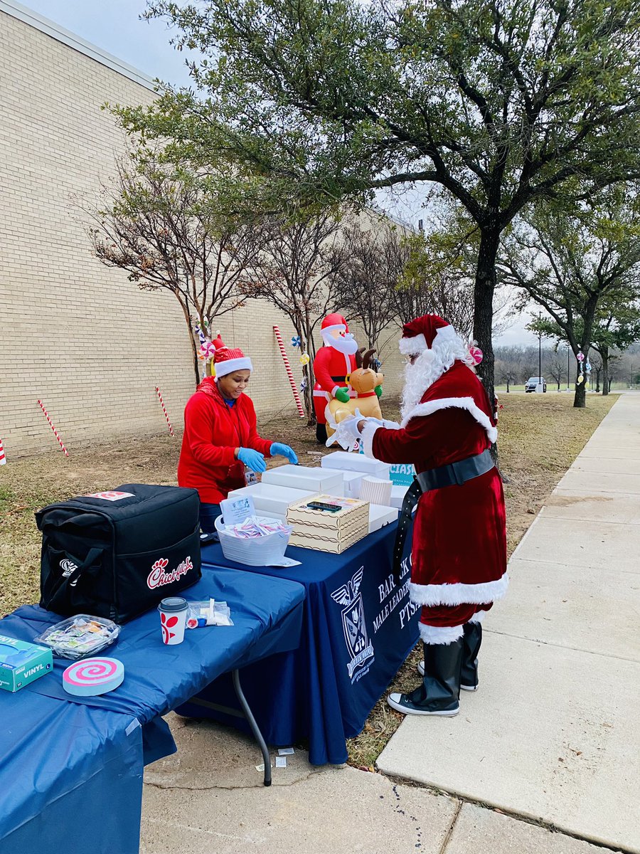 ObamaMLA's tweet photo. 🎶Santa Clause is coming to town! 🎶
He started right here at BOMLA!
@dallasschools @ObamaMLA @bomlaptsa 🎄Our 3rd Annual Holiday Highway was a very great success with over 200 cars, hundreds of pounds of food for @ntfb and lots of holiday cheer! 🎄#SingleGender
#MagnetSchool 🎁 https://t.co/WOR710ybIH
