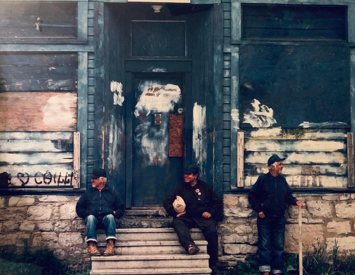 DanLandis14's tweet photo. #fortcovington #ny #NativeAmericans I took this pic in 1990 for my aunt. These guys were icons.
Just visited her and saw it again, 31 years later π³ still impressed with this image. https://t.co/6BpdlahjPz