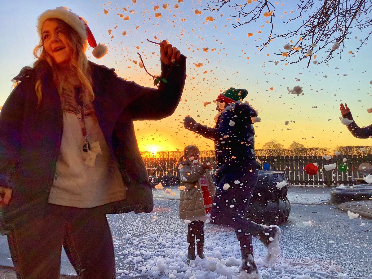 Martongate_Sch's tweet photo. Today in EYFS,we surprised the children with a snowy sunrise. Christmas music was playing and there was plenty of festive cheer to start the final day of the term. 
Thank you to the lovely @Clairey71C for kindly sharing your snow machine! #eytagteam #TeamEarlyChildhood #eytalking https://t.co/Tx7YD0emlu