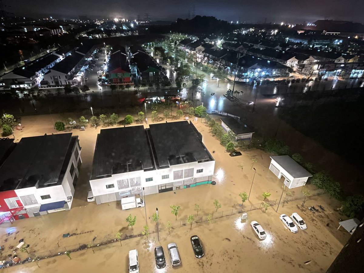 general_ihsan's tweet photo. Banjir teruk gila. Kereta aku parking kat bawah dah masuk air :pepehands:

Lokasi: Bandar Bukit Raja, Klang https://t.co/9IypyhG7yx