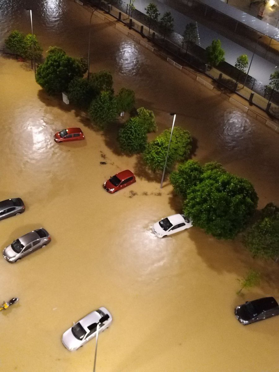 general_ihsan's tweet photo. Banjir teruk gila. Kereta aku parking kat bawah dah masuk air :pepehands:

Lokasi: Bandar Bukit Raja, Klang https://t.co/9IypyhG7yx