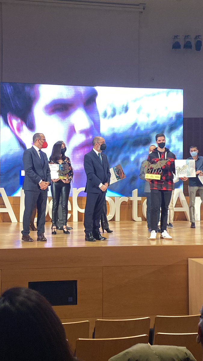Premiados dos oscenses como mejores deportistas aragoneses del año 2019 en la Gala del deporte aragonés. Inés Bergua y Gabi Torralba 👏👏👏👏👏 <a href="/Huesca_LaMagia/">Huesca La Magia</a> <a href="/TUHUESCA/">TUHUESCA Turismo provincia de Huesca</a> <a href="/DPHuesca/">Diputación de Huesca</a>