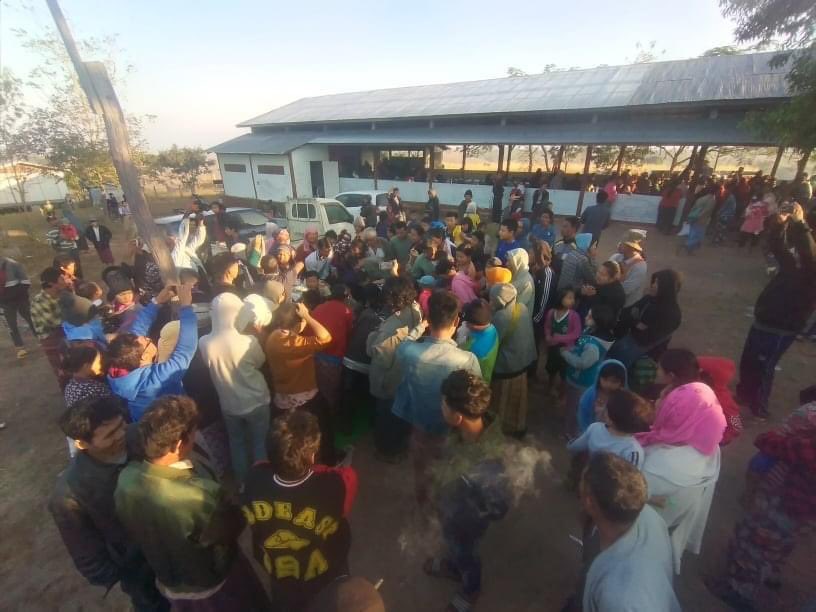 May44514091's tweet photo. LayKayKaw have been under attacked by military terrorists and about 2000 people had to flee from their homes and about 500 people have been locked up in the city. We need more humanitarian aids from @Refugees @UNICEF 
#Dec17Coup #RefugeesNeedHelp 
#WhatsHappeningInMyanmar https://t.co/wol8m53jSo