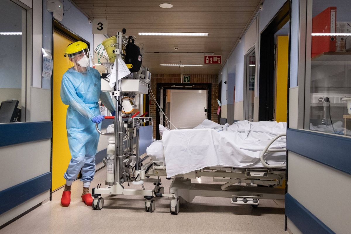 lalibrebe's tweet photo. Sciensano révèle pour la première fois l’incidence par statut vaccinal des personnes admises aux soins intensifs https://t.co/stj1K798Rw https://t.co/4bIu9QY6Tj
