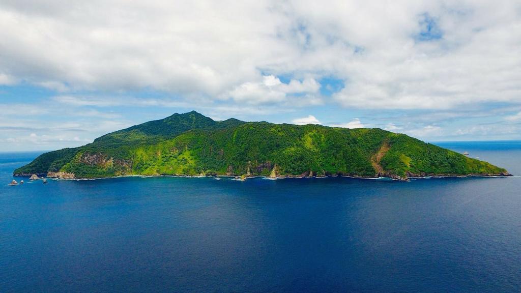 Firmamos decreto que amplía el Parque Nacional Isla del Coco y el Área Marina de Manejo del Bicentenario.

En conjunto, más de 161 mil km2, pasando de un 2,7% a un aprox de 30% en protección de 🌊 

En lucha contra crisis climática, 🇨🇷 debe liderar con el ejemplo.
#200CostaRica