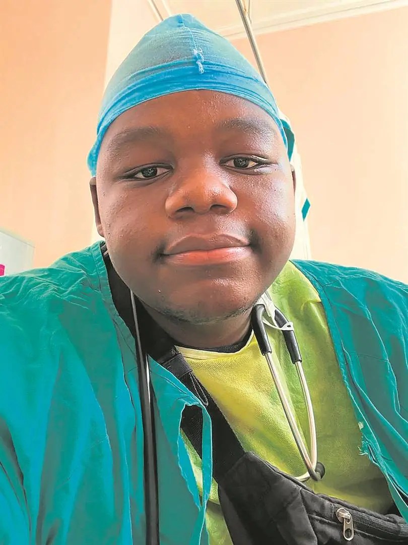 KasiEconomy's tweet photo. At age 21, they are South Africa's youngest doctors.

Dr. Thakgalo Thibela
Dr. Decent Mkhombo https://t.co/2XCogykJPz