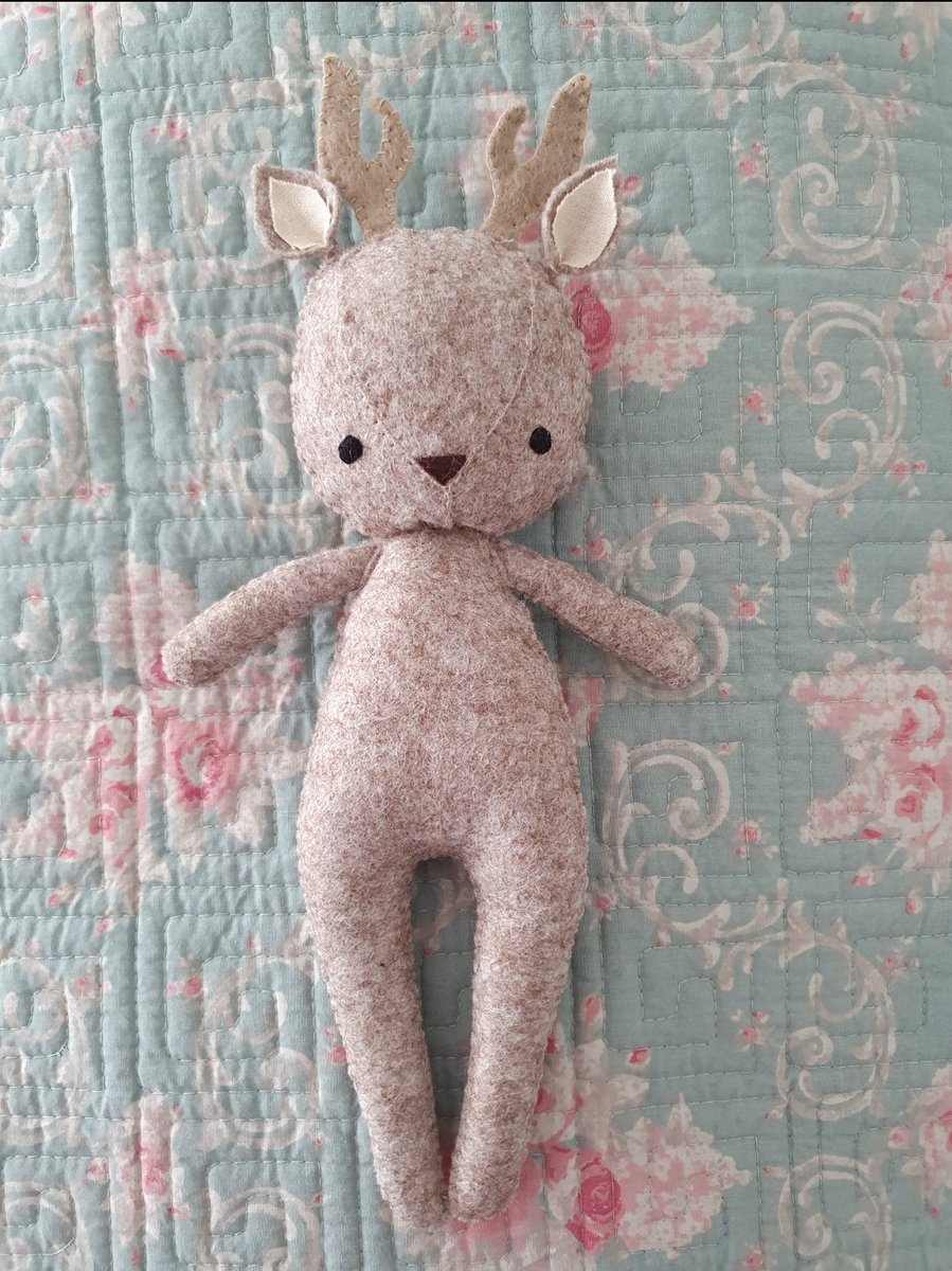 PeonyBloomCraft's tweet photo. My first little creation was the little deer! 
#plushies #deer #feltdoll #feltcreations #sewing #littledeer https://t.co/h6MP4B2ruw