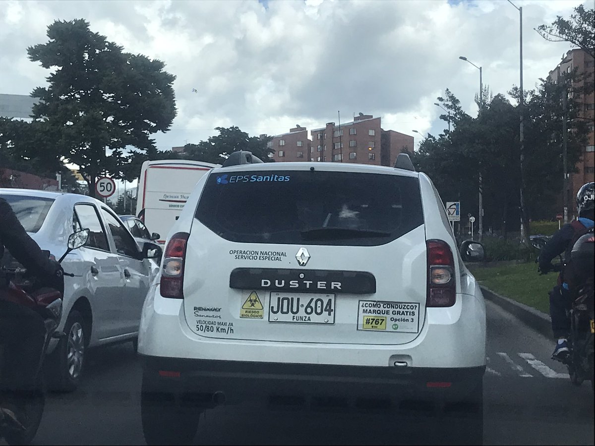 jeroale's tweet photo. @sanitas terrible el conductor que tienen, irresponsable al volante https://t.co/AoUPjRChYq