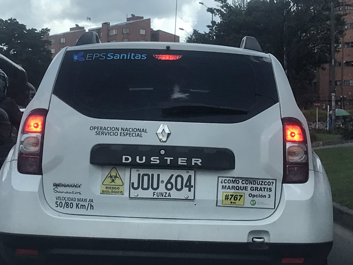 jeroale's tweet photo. @sanitas terrible el conductor que tienen, irresponsable al volante https://t.co/AoUPjRChYq