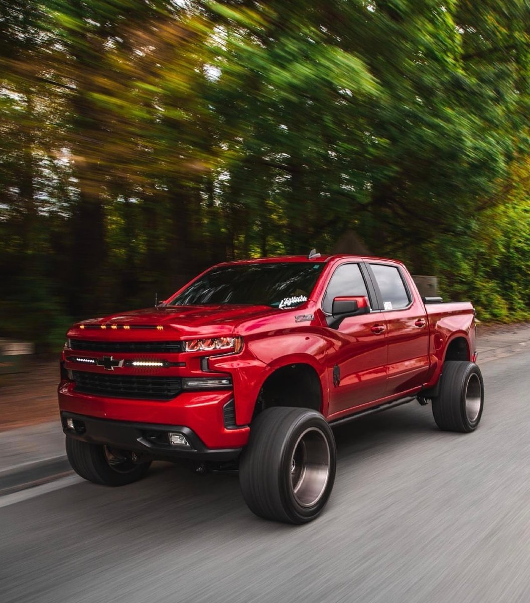 Forward momentum. #SilveradoHD
📸: @slick_vick95/IG