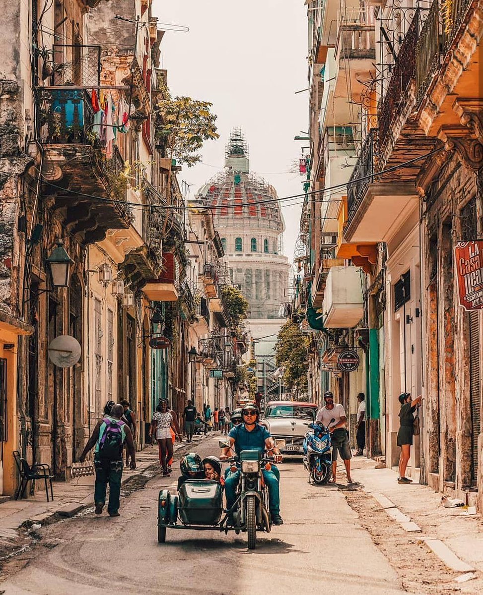_Echate_esto_'s tweet photo. 🎷🎙
...y los años van pasando
Y miramos con dolor 
Como se va derrumbando 
Cada muro, de ilusión 
                 🎶🎵
Habana, mi Habana 
Si supieras el dolor
Que siento cuando te canto
Y  no entiendes que este llanto
Es por amor.
                  🎸🎼😔 https://t.co/kFChvY93CO