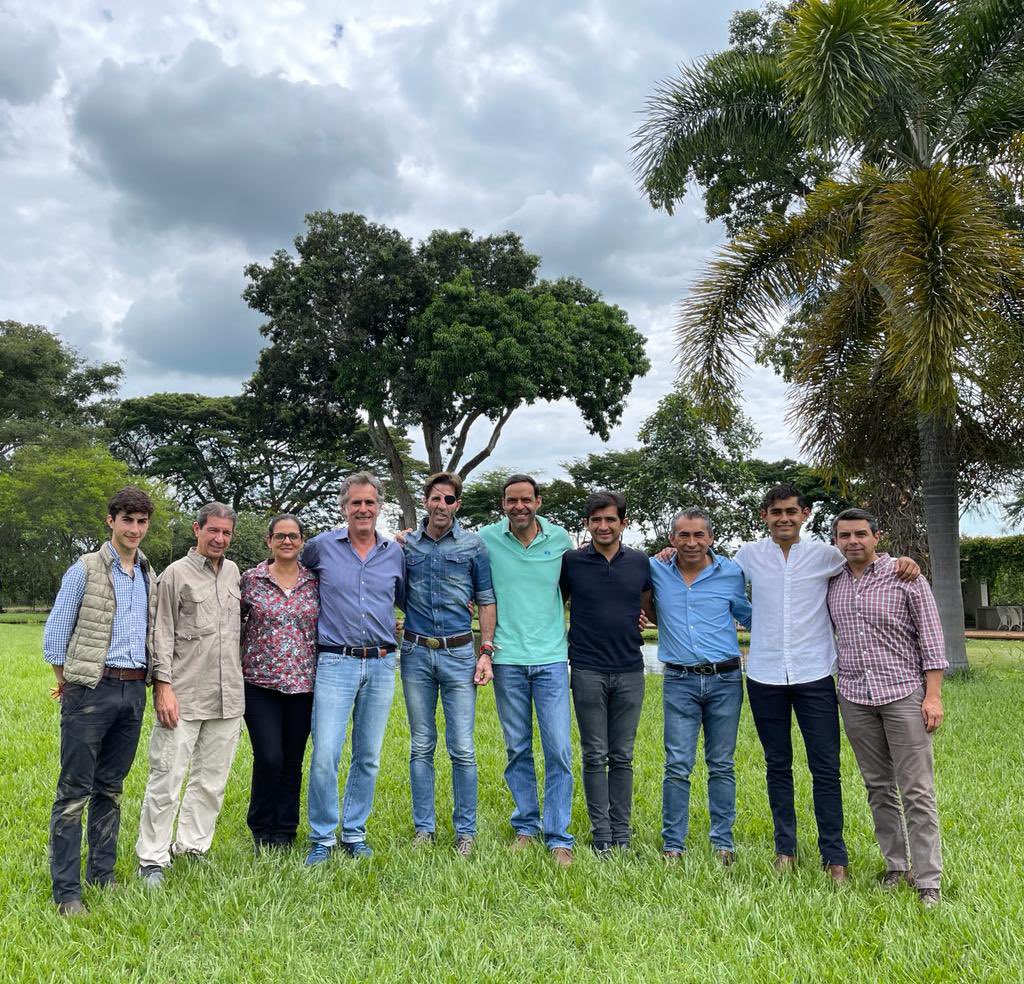Me la envía <a href="/Padillaelpirata/">Juan José Padilla</a> en Colombia donde torea Manuel Perera, con Pepe Lafaurie Presidente ganaderos colombianos, Nanda González, heredera Ernesto González Caicedo, ganadero Coco Molina, Mauricio González de Salento, <a href="/JOSELITOADAME/">Joselito Adame</a>, Zotoluco, <a href="/CALEJANDROAM/">Alejandro Adame</a> y Mario Del Olmo.