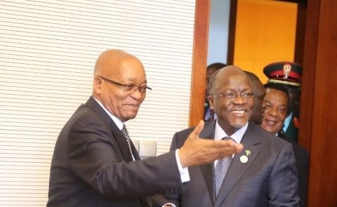AzaniaSoil's tweet photo. @orlandopirates Bona #Sundowns e lahlisa Mpja go nya Seferong 😂😂#DStvPrem....admin o strong😂 https://t.co/6i2SdeWgfX