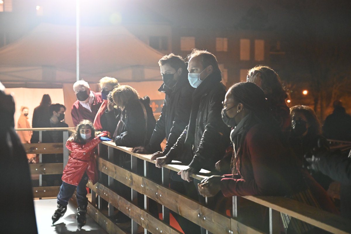 VilledeVernon's tweet photo. #VernonScintille Jour-J pour chausser vos patins ! ⛸
La patinoire de #Vernon vient d'ouvrir aux Blanchères jusqu'au 30/12. 🤩
⚠️ Pass sanitaire obligatoire pour les + de 12 ans
ℹ Informations complètes : https://t.co/68lQgfku3j https://t.co/Lw7uPKSgqQ