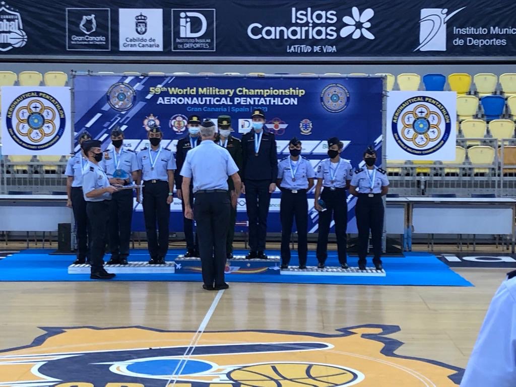 EjercitoAire's tweet photo. 📣 En el campeonato del mundo 🌍 de pentatlón aeronáutico militar, el equipo masculino de #España, formado por 4 #aviadores, ha quedado campeón del mundo por equipos y el capitán Carrillo Martínez-Osorio del #45grupo campeón del mundo individual‼️

¡Enhorabuena compañeros! 🙌🏼🇪🇸 https://t.co/ZES810dMlZ