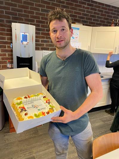 We hebben met Philip Bos van <a href="/bos_bloemen/">Kwekerij Bos-bloemen</a> i.s.m. 
<a href="/iperen_nl/">Van Iperen</a> een overeenkomst getekend voor de komende 3 jaar. Philip werkt graag met onze producten vanwege de kwaliteit. Er was taart voor alle medewerkers om het te vieren!
#biologischegewasbescherming #partnerswithnature
