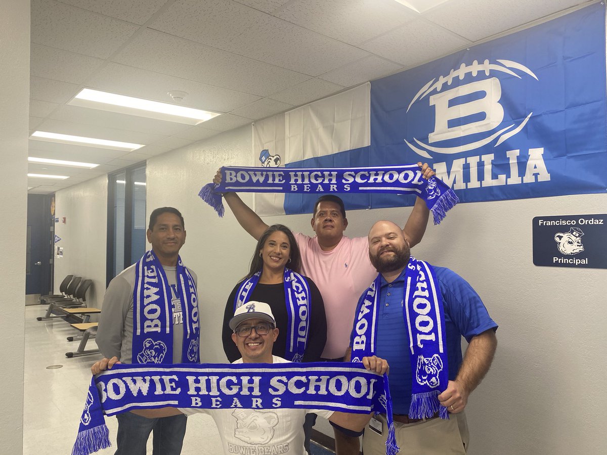 FJORDAZ's tweet image. Bowie H.S. does not say goodbye but see you later to Assistant Principal Roberto Padilla who leaves us to start a new journey with the Foxes @JSHS_Official . Robert your service and dedication will always be appreciated. “Once A Bear Always A Bear” 🐻🐻🐻Oso! Oso! Oso! #iamepisd