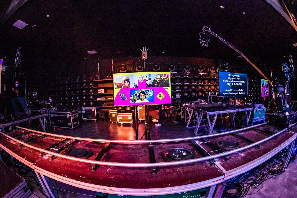 CCXPoficial's tweet photo. Eu sei que tem uma GALERA aqui que curte backstage, né? Se liga nessas fotos do que rolou por trás da câmeras da #CCXPWorlds 21! https://t.co/bX59c3b0dv