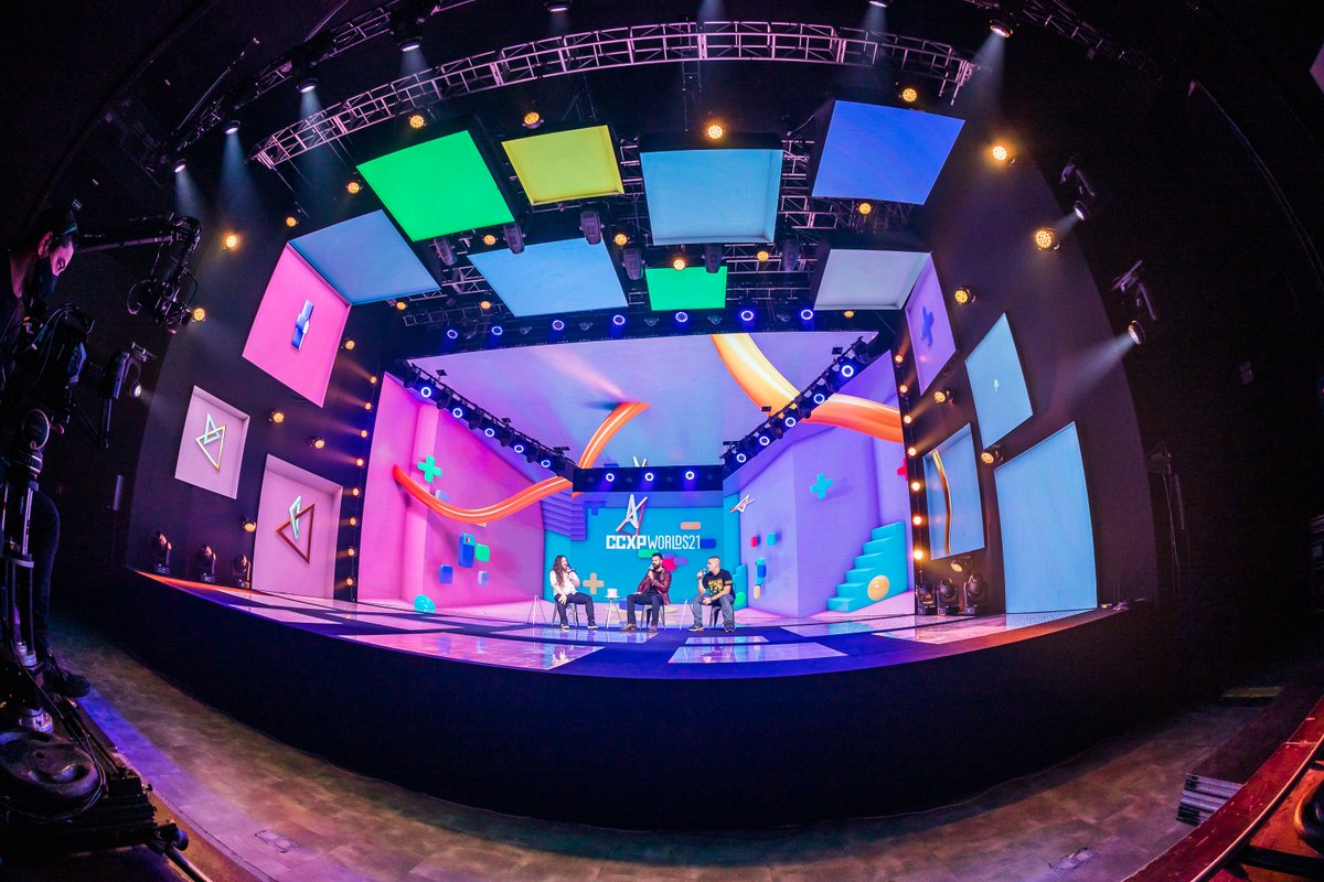 CCXPoficial's tweet photo. Eu sei que tem uma GALERA aqui que curte backstage, né? Se liga nessas fotos do que rolou por trás da câmeras da #CCXPWorlds 21! https://t.co/bX59c3b0dv