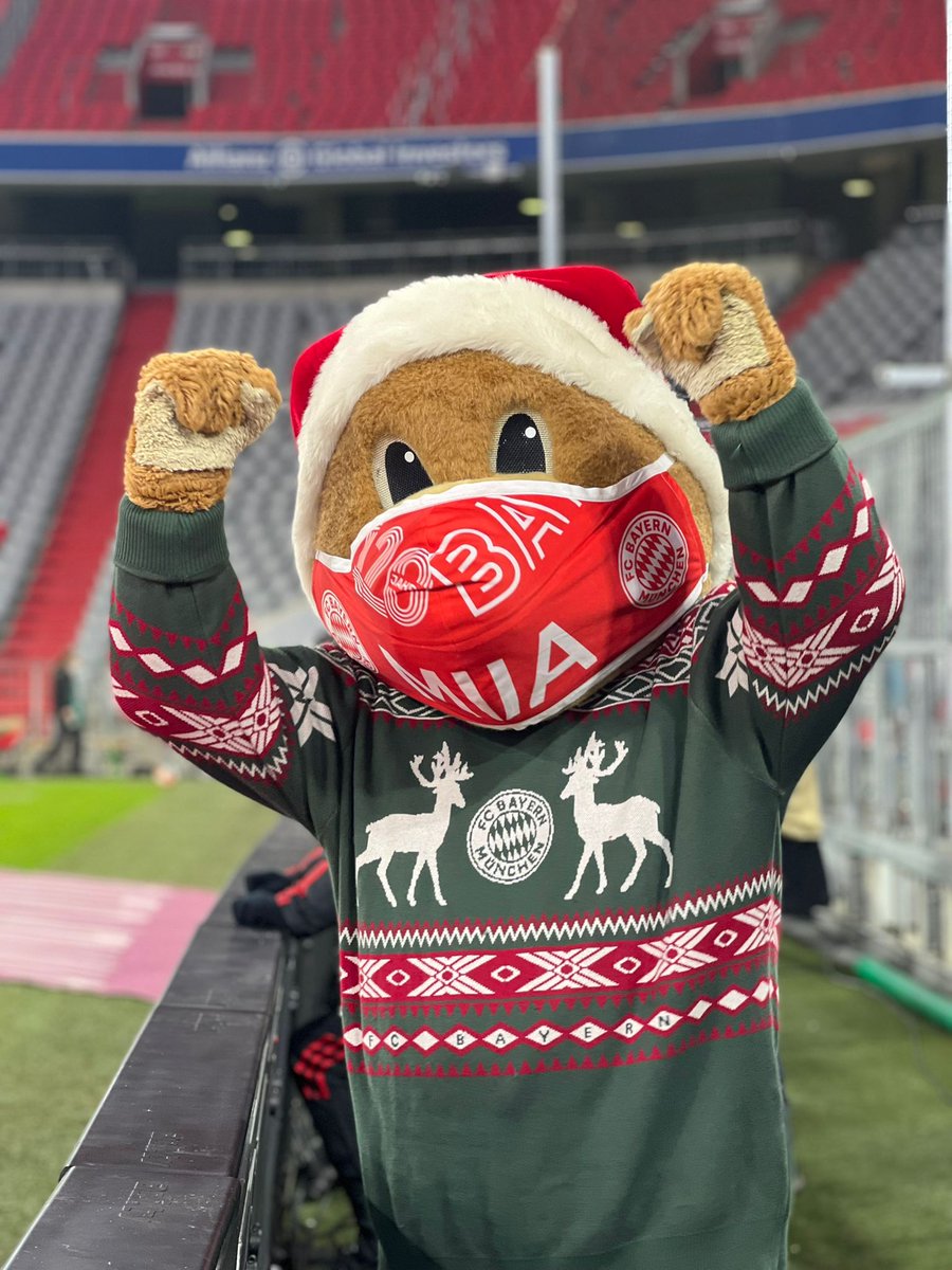FCBayernEN's tweet photo. 🐻 @FCBerni12 is bringing the noise tonight 📣

🔴⚪ #FCBWOB 0-0 (7') https://t.co/dNyRrMAVpK