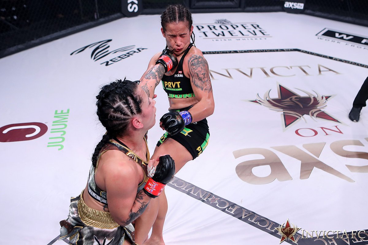InvictaFights's tweet photo. How did you score the first fight between @aleshazapp and @Jessicadmma? 🤔
Alesha Zappitella retained her atomweight title at #InvictaOnAXS earlier this year by earning a split decision victory.
The rematch is set for January 12th at #InvictaFC45! https://t.co/VuTO0Vx2Kp
