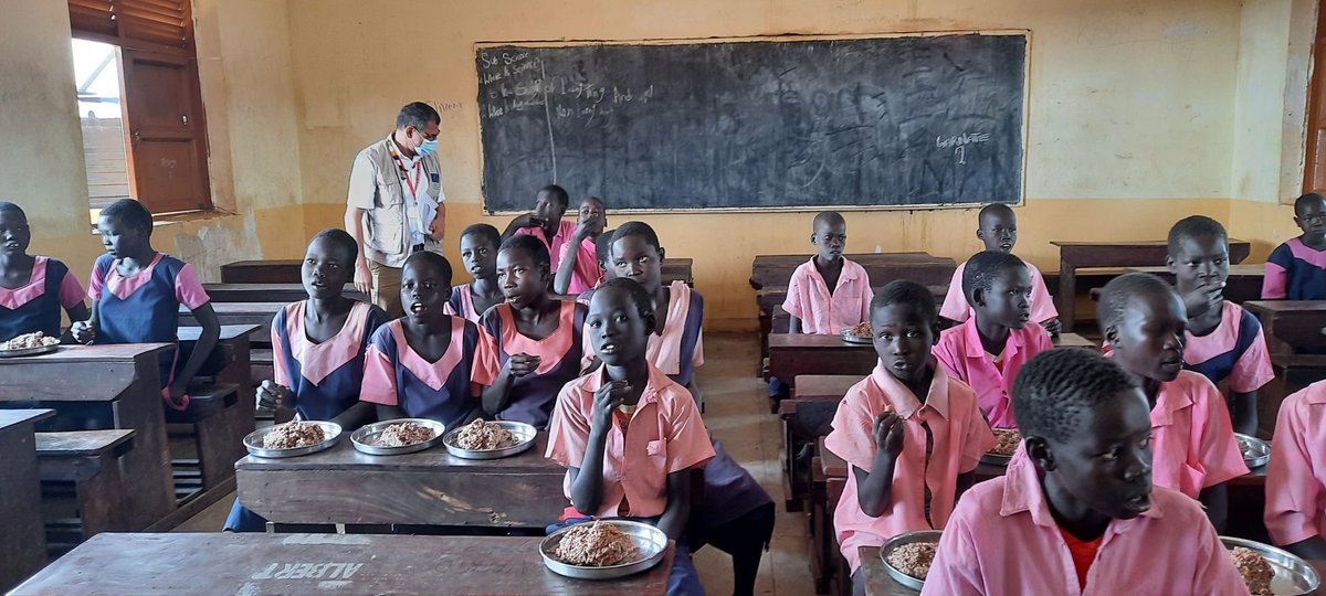 JalalWFP's tweet photo. This week, Kuajok field office hosted a visit by 🇪🇺@eu_echo to #Warrap.

We visited school meals, nutrition clinic and met beneficiaries in #Tonj North, where WFP scaled-up assistance this year in response to IPC5.

Thank you @eu_echo for continued support to @WFP_Southsudan. https://t.co/BikboWm4p3