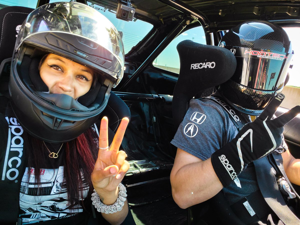 HondaCanada's tweet photo. @ https://t.co/7r2agwD4ps possède en fait 6 Honda avec son fiancé @ marc_blais24, mais aujourd'hui nous nous concentrons sur trois d'entre elles. Une Civic de course, une Si pour tous les jours et un véhicule de soutien Honda Pilot
#Tunertuesday #timeattackcivic #dailycivicSi https://t.co/ofGFcRTsv8
