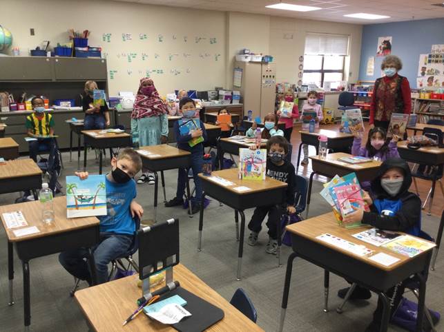 RPS535's tweet photo. Linda K. has been volunteering at Riverside elementary for 10+ years and loves to read to Nikki Anderson’s 1st-grade classroom. This week, she decided to give each student in the class 5 to 6 books. We’re so lucky to have volunteers like Linda!
#vie #rpspride #riverside #readers https://t.co/kshfo8q4u6
