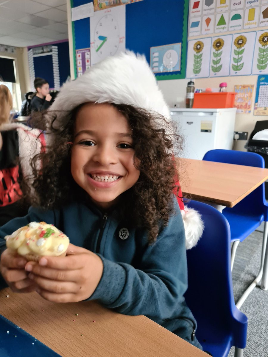 YearOneAveley's tweet photo. Christmas cupcake decorating @YearOneAveley @AveleySchool 
#lastdayofterm #CupCakes https://t.co/vVkmAxqPXP