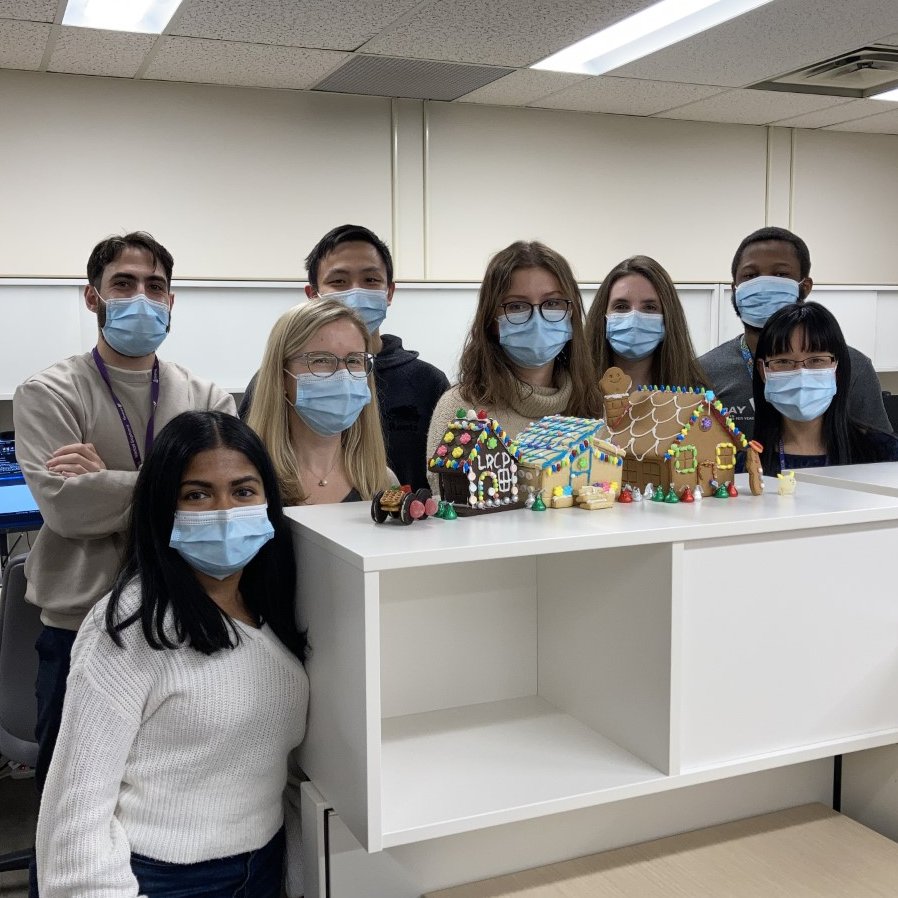 MattonenLab's tweet image. We had a great time last week decorating gingerbread houses! We hope everyone has a great break and happy holidays!🎄