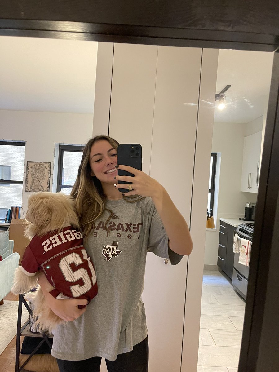 EPlezia's tweet photo. Supporting Luke all the way from NYC!!! #TAMUgrad https://t.co/vIrj4wJfvV