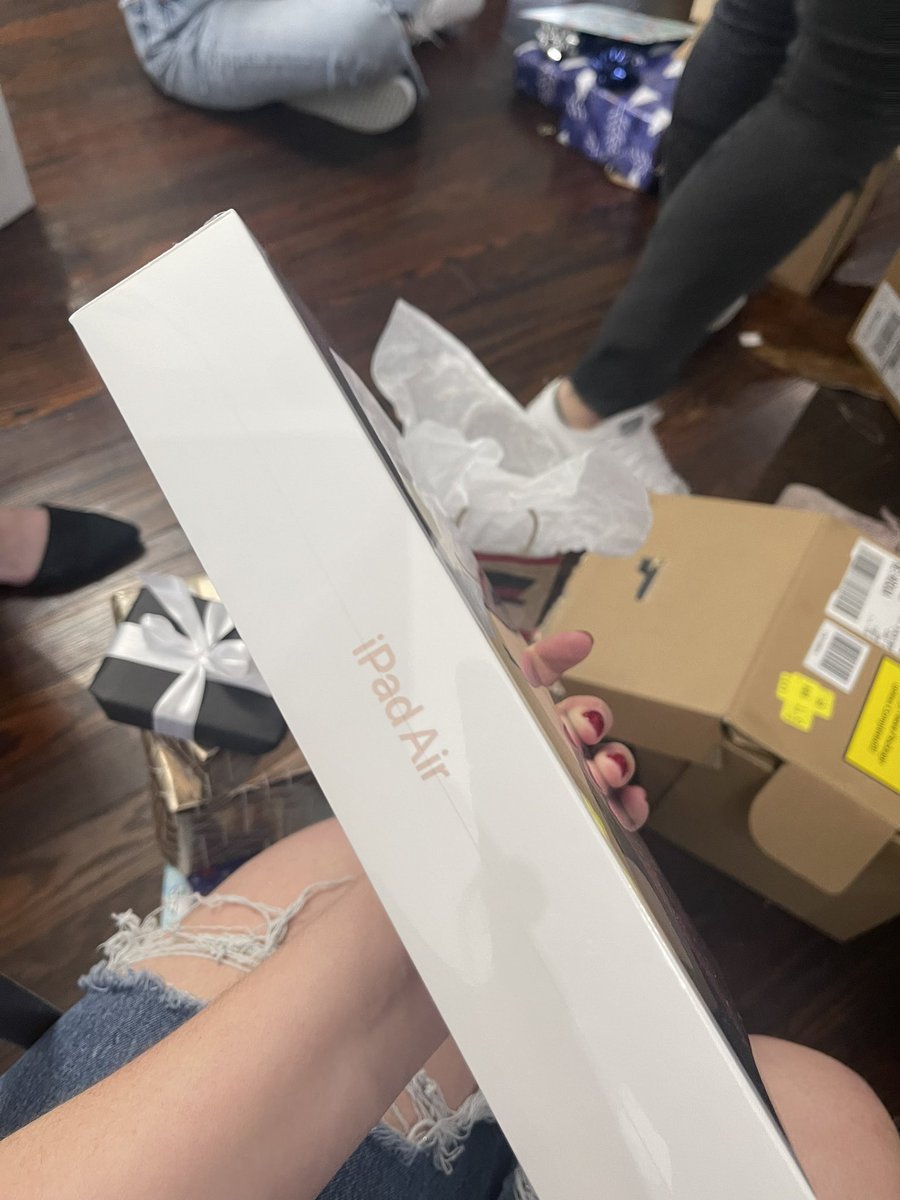woahhkelseyy's tweet photo. my boss just gave me an excuse to buy myself a gucci bag 😌 #sosoblessed #MerryChristmas https://t.co/q2CtGJFmz9