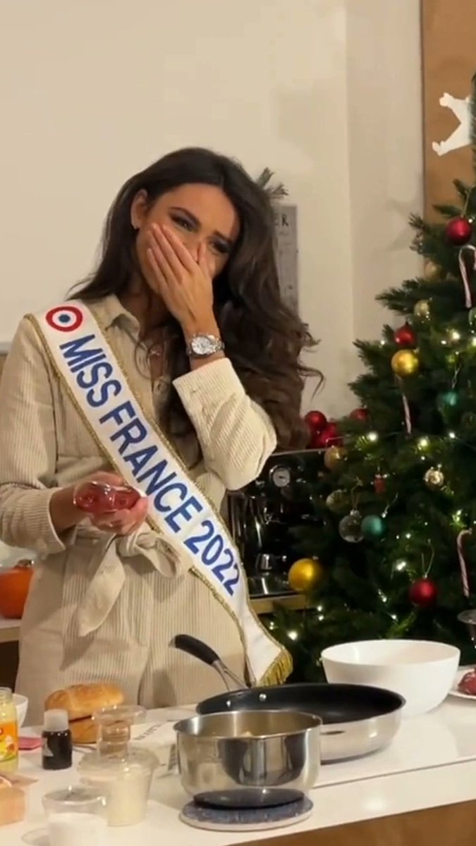 GilbertLouange's tweet photo. moi qui regarde ma note de math me soulever : 
#MissFrance2022 https://t.co/PAvmtOh5uB