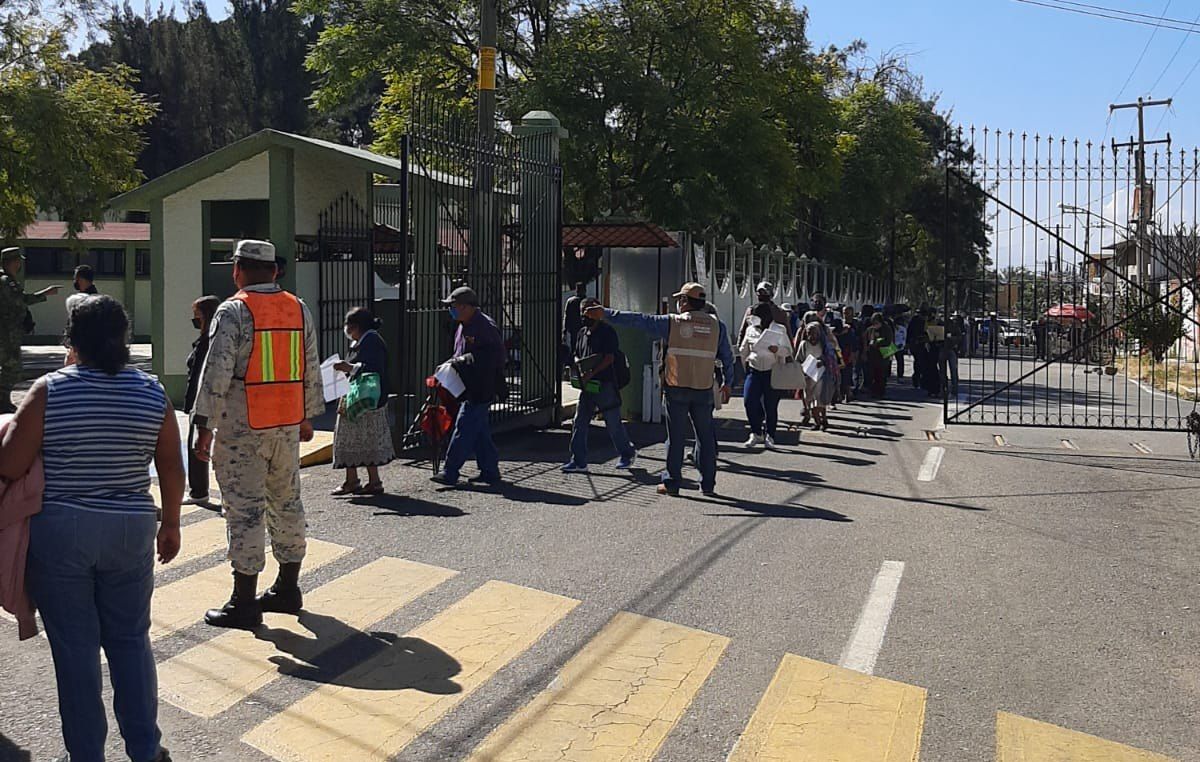 Personal del Ayuntamiento brinda asistencia a personas que acuden a la aplicación de la vacuna contra el #COVID19 en las diferentes sedes habilitadas en el municipio de Oaxaca de Juárez. #Oaxaca #UnBuenGobiernoParaTodos
