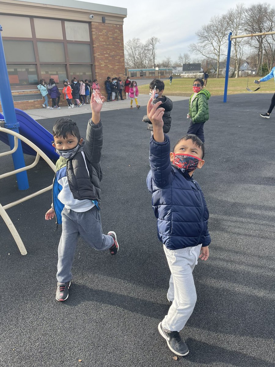 Miss_Shapiro_'s tweet photo. Kindergarteners at RWC are getting into the holiday spirit and took advantage of this warm December weather with a candy cane scavenger hunt #LookForTheAwesome 🤗 https://t.co/uhAMBbkcZa