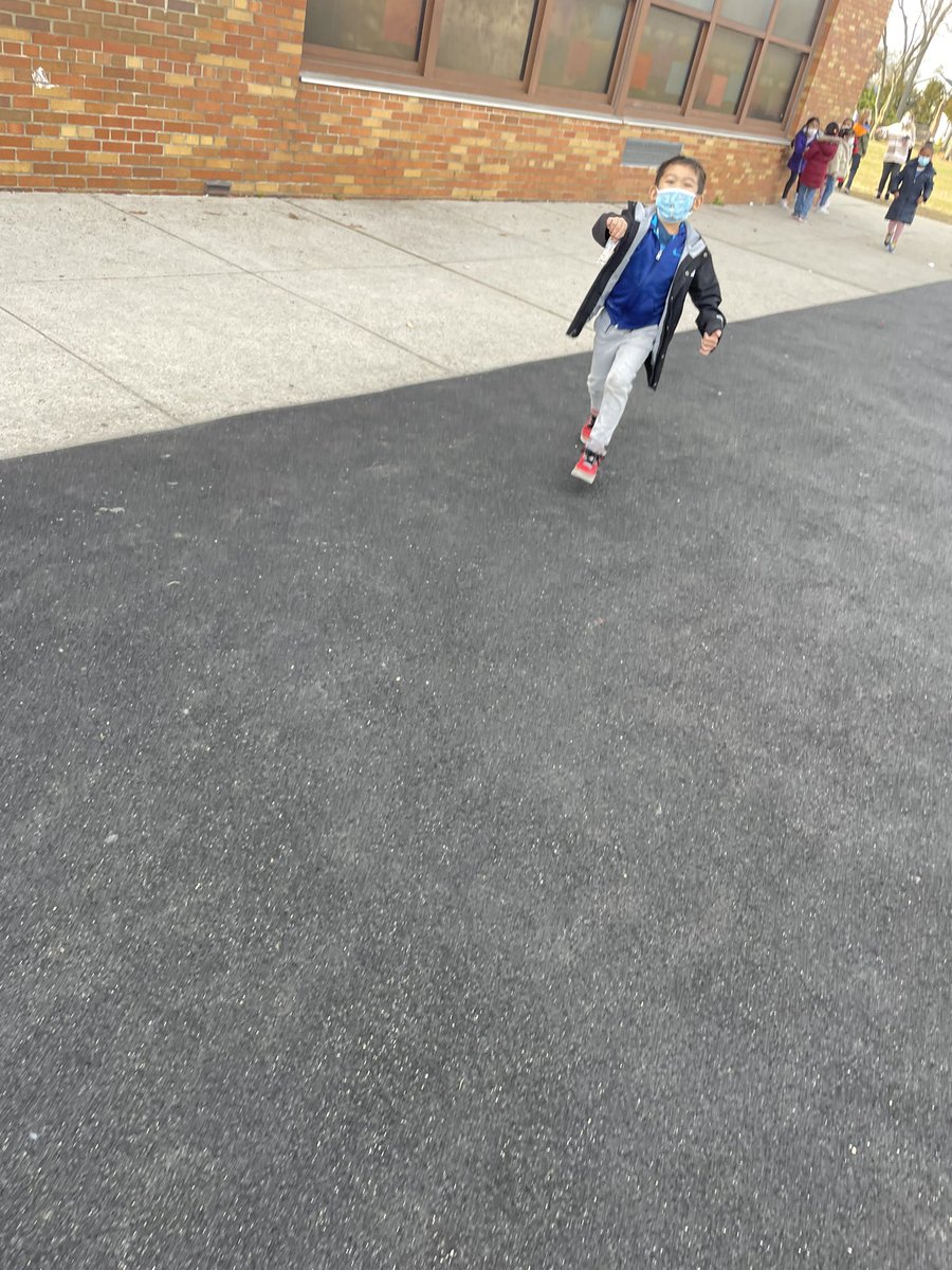 Miss_Shapiro_'s tweet photo. Kindergarteners at RWC are getting into the holiday spirit and took advantage of this warm December weather with a candy cane scavenger hunt #LookForTheAwesome 🤗 https://t.co/uhAMBbkcZa