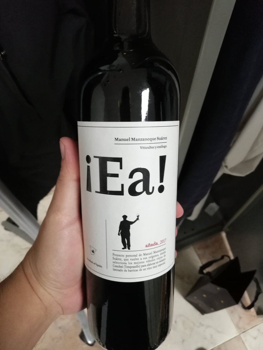 rafaelbarrasa's tweet photo. Detallazo de unos clientes, la aprovecharemos a su salud. #soyveterinario #clientesmolones #vino #vinosdeespaña #vinosmanchegos #ea https://t.co/DUYCueyOuX