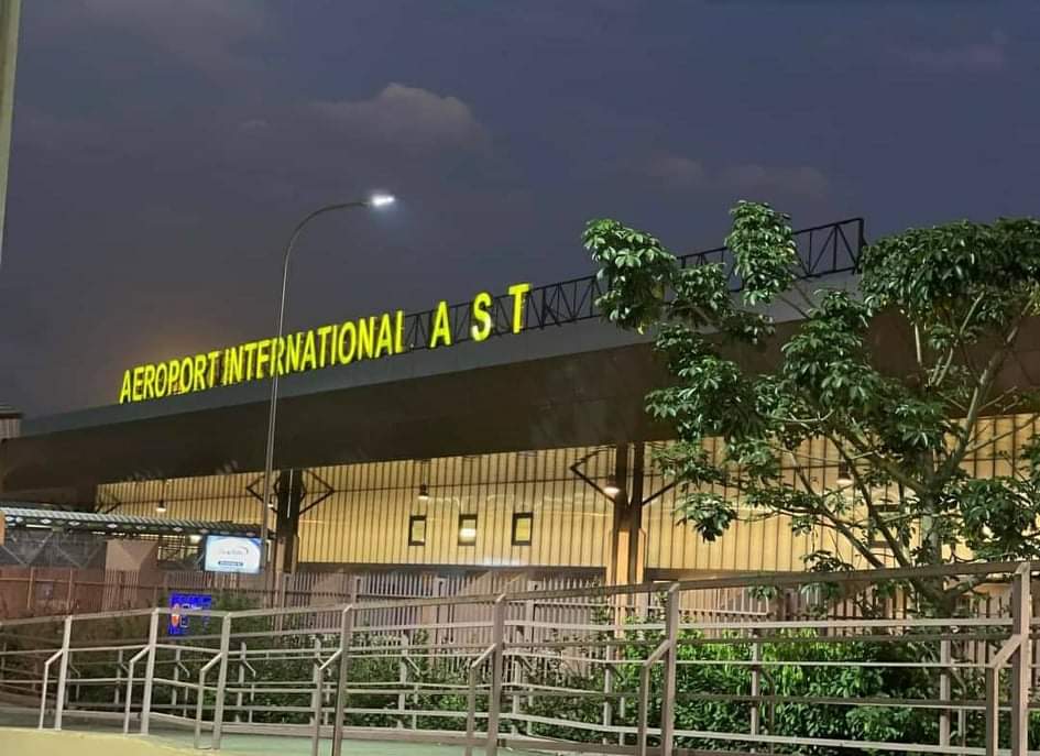 kipe76's tweet photo. Si on ne pouvait pas mettre le nom complet il fallait au moins centrer l'appellation sur le panneau.
Aéroport International Ahmed Sekou Touré. 

Un discours à la nation serait franchement bien. 
#Kibaro #SansPression #DroitsEtDevoirs #CNRD #FaisonsEnsemble https://t.co/3ostIR7six