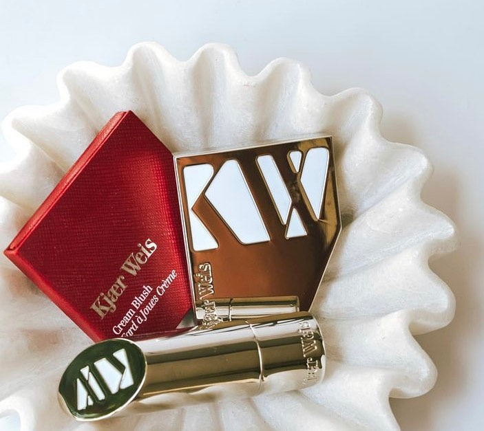Dermstore's tweet photo. Holiday makeup look checklist:
✓ A flush of blush
✓ Your favorite power lipstick
For luxurious products that effortlessly melt into your skin for a natural finish, stock up on @kjaerweis this holiday season!
📸: glam_orista
#kjaerweis #refillablemakeup #refllablecosm https://t.co/PVFRNXodJs