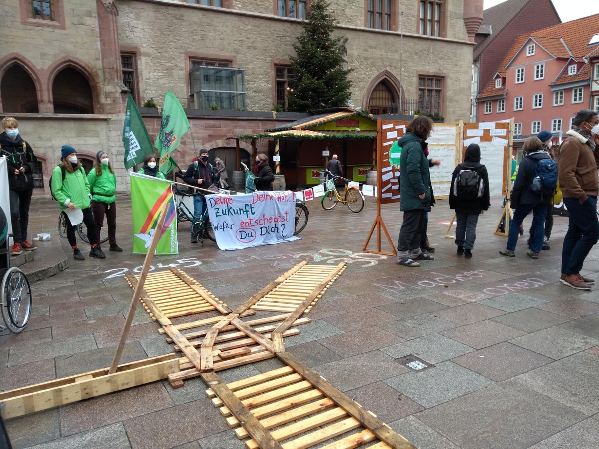 GoettingenZero's tweet photo. 💥Die Weiche ist gestellt 💥

❗️Der Stadtrat erklärte heute #Göttingen bis 2030 klimaneutral machen zu wollen❗️

Ein großer Erfolg der Göttinger Klimabewegung! An dieser Absichtserklärung werden sich alle zukünftigen Taten messen lassen müssen. 👁️👁️

#Gömeinsam2030 https://t.co/f14Ad9eiBP