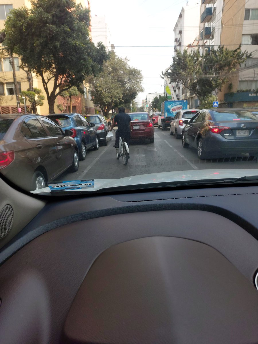 parruche's tweet photo. @En_laDelValle piden un carril exclusivo 🙄 dicen que los automovilistas no respetamos, se indignan por que les tocas el claxon! Pero les vale madres y se meten donde quieren #ciclistas #Viernes #trafico https://t.co/RZYGsVm2Wc