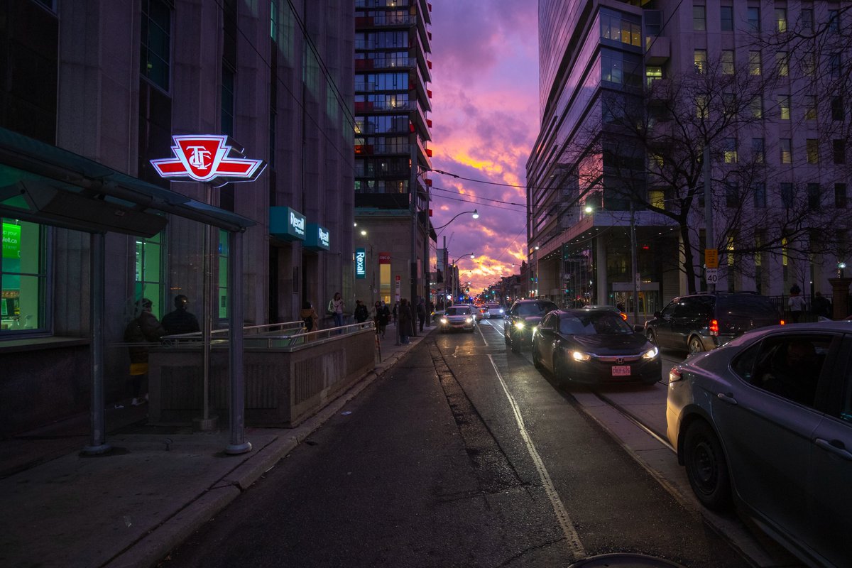 AGreatCapture's tweet photo. It was a beautiful sunset yesterday along Queens Street West. #sunsets #sunsetphotography #Urban #streetphotography #Toronto #TorontoExplore https://t.co/DNQT0Wf8uP