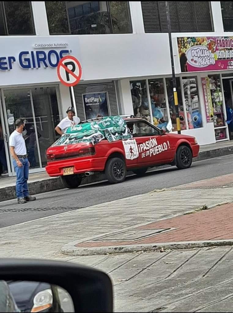 Caliente1069fm's tweet photo. #Caliente1069FM | Fue captado en fotografía hincha del América vendiendo prendas del Deportivo Cali y es viral en redes sociales, 'ante todo la papita'. https://t.co/3jJfUDbRTQ