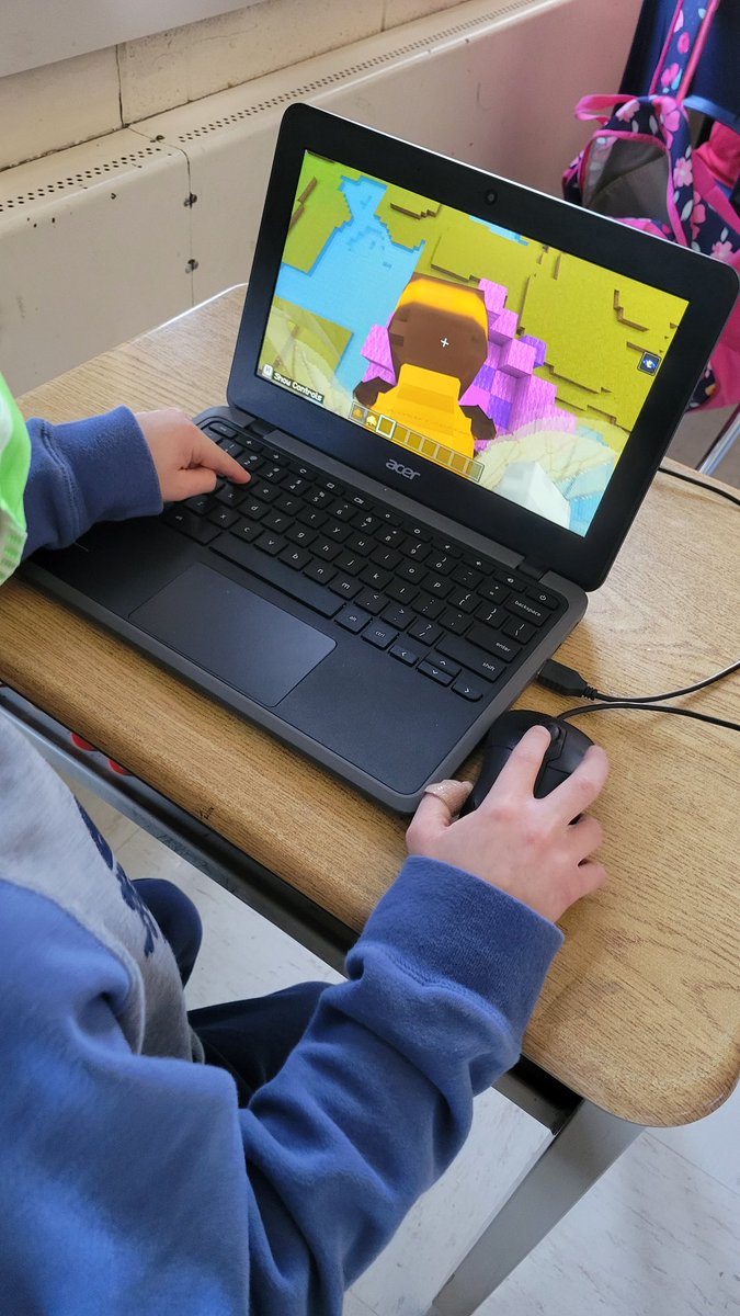 MmeSoltesz's tweet photo. Learning about bees! Sorry we missed you @thekylekitchen !

@PlayCraftLearn https://t.co/hfaDsQoprH