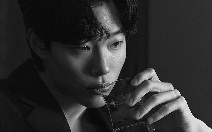 시간이 나긋하게 흐르는 도심의 늦은 오후. 여유를 찾은 #류준열 을 만났다. 

"사진을 고르는 일은 위스키 블렌딩 작업과 비슷하죠" 
류준열의 화보와 인터뷰를 지금 바로 확인해보세요. 
#인간실격 
🔗esquirekorea.co.kr/article/62195
