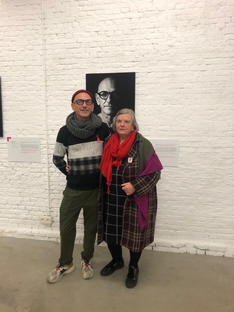 #exposed8121 fototentoonstelling #40jaarhiv van Fotograaf Bob Reijnders nog tot eind deze maand te zien  in galerij Keen. Boek met de verhalen aan de hand van Kathleen Geenen. 12 portretten, 12 verhalen #mensenmethiv #mensengeraaktdoorhiv