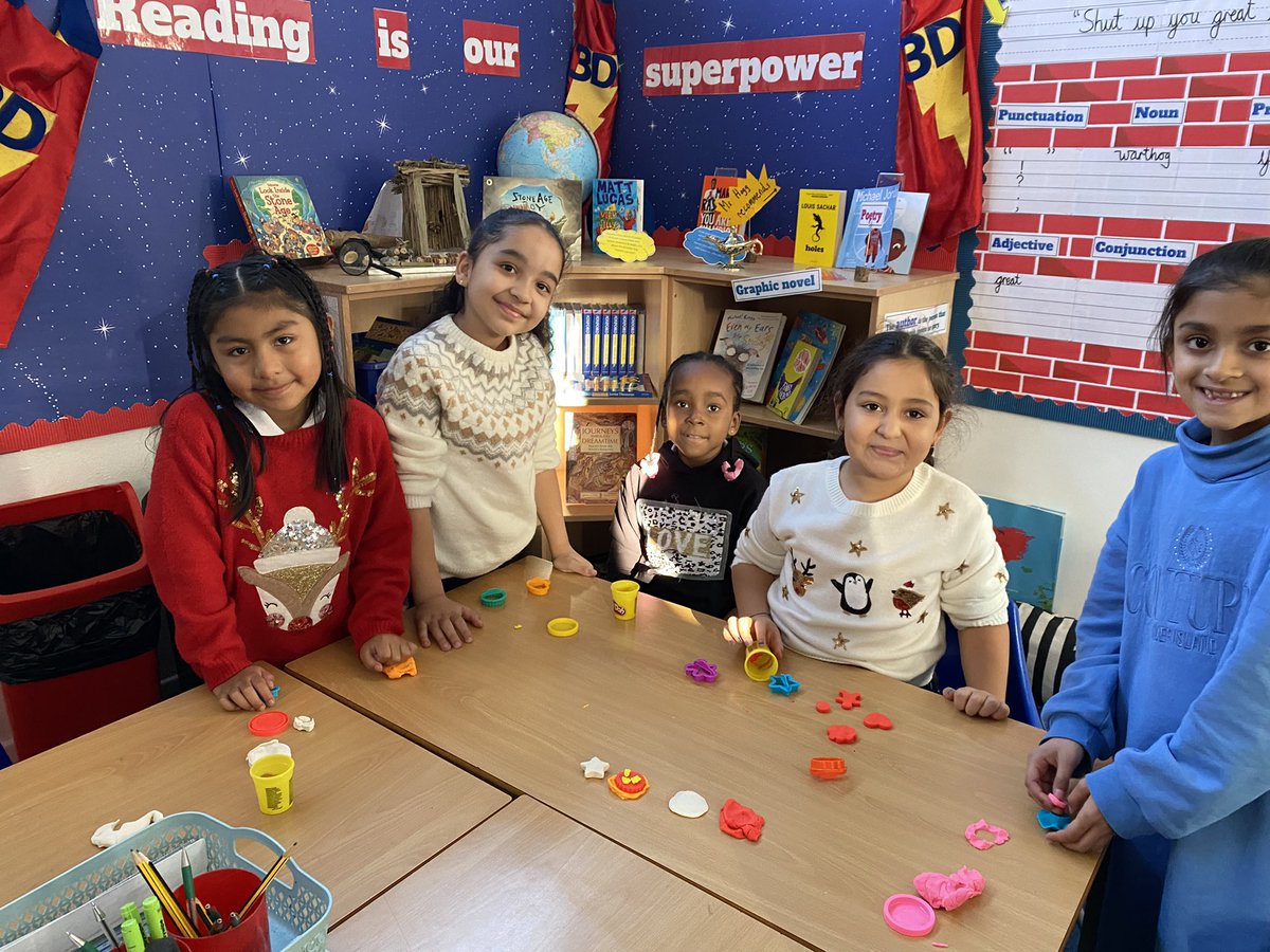 MsHoggTweets's tweet photo. 3D filled their token jar and enjoyed celebrating and getting creative with playdo! https://t.co/DbBUB0Ek6C
