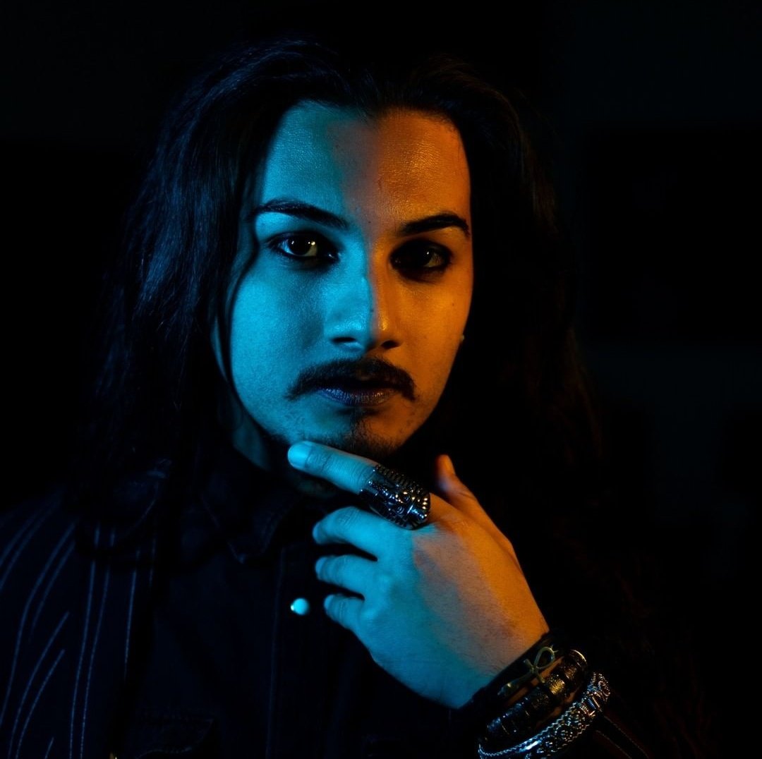 Eu me chamo Felipe Reys, sou vocalista da banda e um dos últimos a integrar o time da TJM. O rock e o metal sempre tiveram muita força dentro de mim e são capazes de dizer quando eu não consigo falar. Espero vê-los cantando nossas músicas com tanta vontade quanto eu as canto!💥🤘