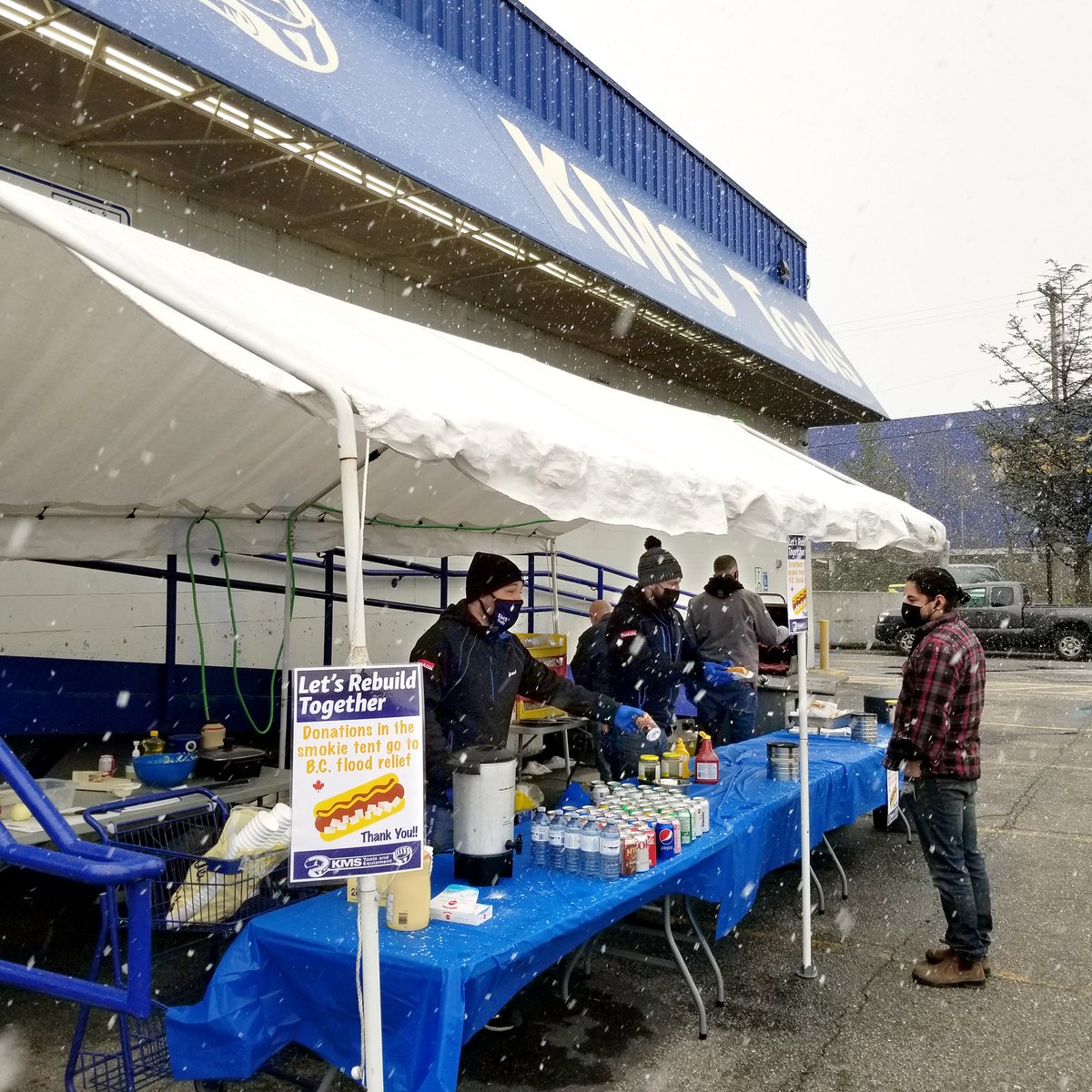 kmstools's tweet photo. The snow is falling, and the smokies are sizzling at #KMSTools Coquitlam!
When you grab a delicious smokie at KMS #Coquitlam or #Chilliwack today-Sat, make a donation to support the local #floodrelief efforts! 
🛠️❄️🌭
#LetsRebuildTogether #BCFloods #BCFlood #BCFloodRelief #Abby https://t.co/LuzE5nxxfR